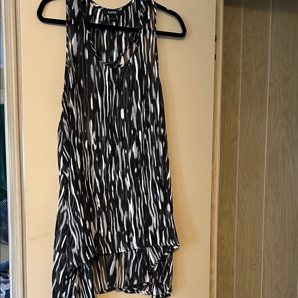 Kaktus Black and White Sleeveless Blouse